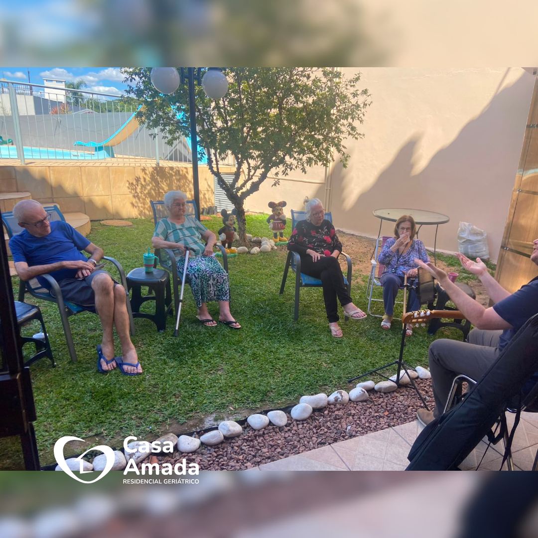 Momento acolhedor entre moradores da Casa Amada