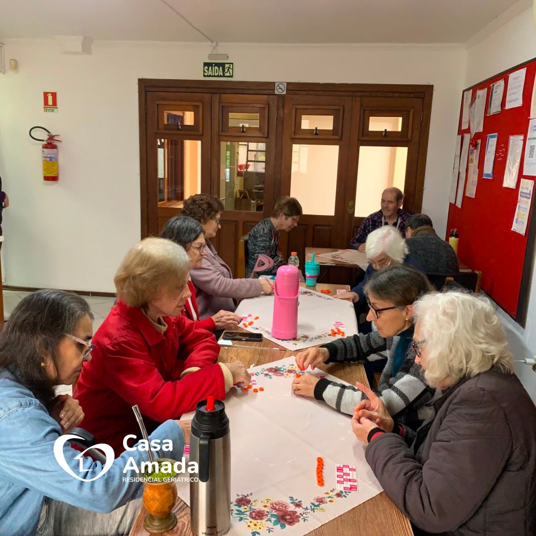 Moradores reunidos em tarde de jogos na Casa Amada
