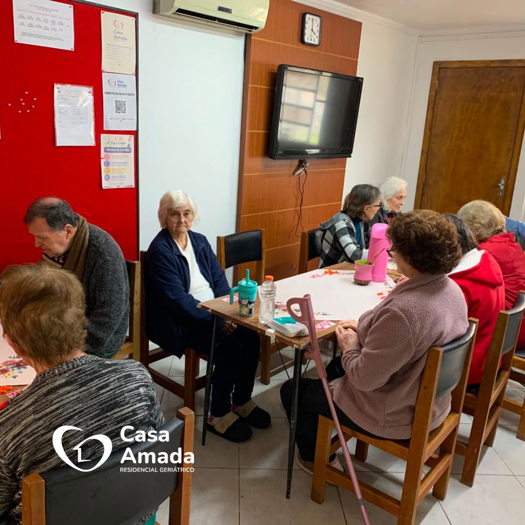 Moradores em roda de jogos na área comum