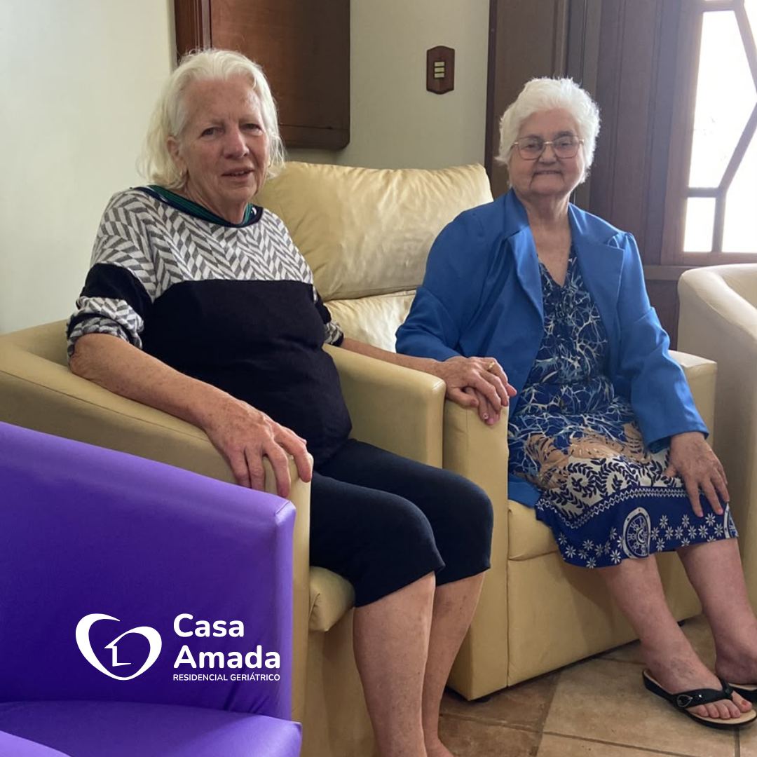 Moradoras conversando na sala de estar da Casa Amada